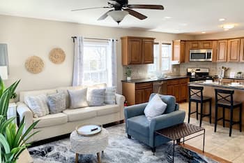 Executive Apt, a short walk to NYC train. King Bed. Free Parking. Central AC.