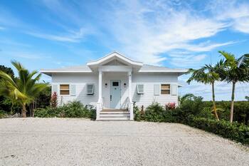 New chic 2 Bed/2Bath w/ Ocean Views. Prime Location minutes to Beaches & Town.