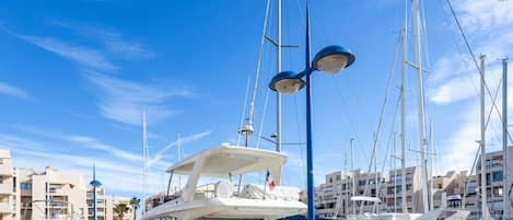 Table, Meubles, PropriĂ©tĂ©, Bleu Azur, BĂątiment, Chaise, Design IntĂ©rieur, Ăclairage, Orange, Jaune