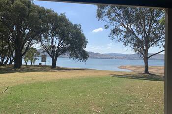 Private property on the Hume Weir - waterfront access. Family and pet friendly