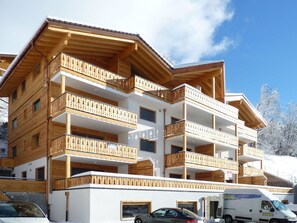 Roue, Ciel, Bâtiment, Propriété, Blanc, Voiture, Fenêtre, Véhicule, Condominium