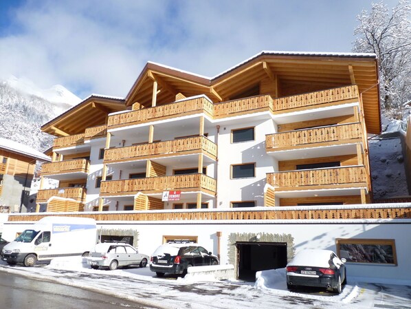 Roue, Voiture, Ciel, Bâtiment, Propriété, Véhicule, Neige, Nuage