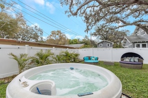 Outdoor spa tub
