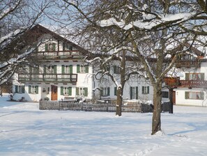 Wachingerhof (DE Bad Feilnbach) - Eder Gertrud - 545-Der Wachingerhof im Winter