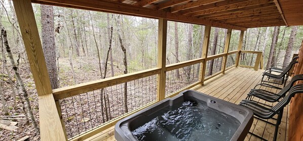 Immerse in tranquility: unwind in the hot tub on your private deck, enveloped by whispering woods. The perfect spot to relax after a day's adventures in Red River Gorge.