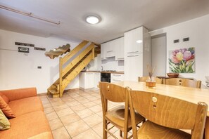 Möbel, Tabelle, Holz, Stuhl, Flooring, Fussboden, Pflanze, Wohnzimmer, Hartholz, Grundeigentum