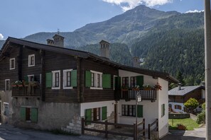 Himmel, Gebäude, Fenster, Wolke, Berg, Pflanze, Haus, Hochland, Hütte, Wohngebiet