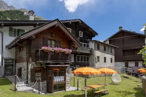 Himmel, Gebäude, Pflanze, Wolke, Eigentum, Fenster, Haus, Blume, Grundstueck, Hütte