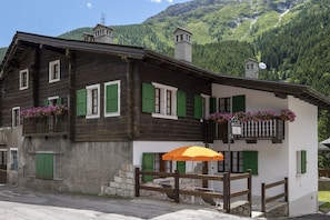 Gebäude, Eigentum, Fenster, Himmel, Pflanze, Berg, Haus, Hütte, Wohngebiet, Nachbarschaft