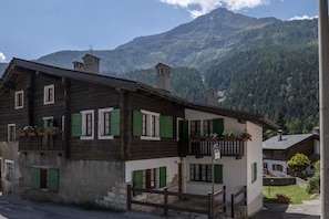 Himmel, Gebäude, Fenster, Wolke, Berg, Pflanze, Haus, Hochland, Hütte, Wohngebiet