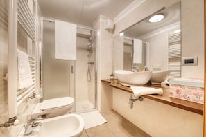 Armatur, Zapfhahn, Sinken, Eigentum, Bad Sink, Spiegel, Badezimmer, Toilette, Interior Design, Die Architektur