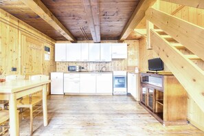 Cabinetry, Comptoir, Meubles, Fenêtre, Bois, Cuisine, Design Intérieur, Sol, Tache De Bois, Sol