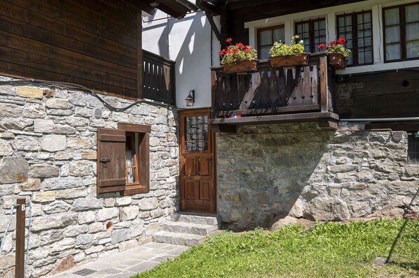 Bâtiment, Fenêtre, Plante, Porte, Bois, Fleur, Maison, Chalet, Zone Résidentielle, Plante D'Appartement