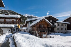 Himmel, Schnee, Gebäude, Wolke, Fenster, Berg, Haus, Steigung, Holz, Bergforms