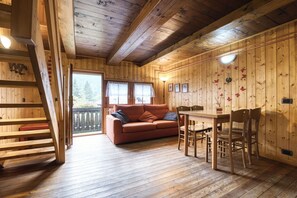 Propriété, Meubles, Canapé, Bois, Éclairage, Design Intérieur, Salon, Bâtiment, Confort, Faisceau