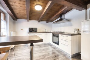 Cabinetry, Eigentum, Möbel, Countertop, Holz, Küche, Interior Design, Fenster, Herd, Die Architektur