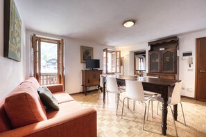 Möbel, Bilderrahmen, Eigentum, Tabelle, Holz, Cabinetry, Interior Design, Gebäude, Flooring, Wohnzimmer