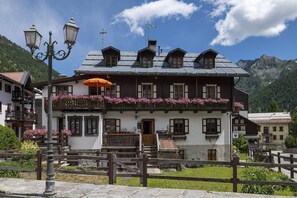 Wolke, Himmel, Pflanze, Gebäude, Fenster, Haus, Die Architektur, Strassenlicht, Baum, Wohngebiet
