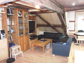 Sitzecke mit TV, Stereo-Anlage und den Sofas (bei Bedarf zum Schlafen)