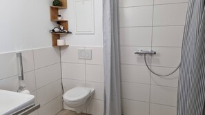 Appartement Aatal (25 qm)-Bad mit bodenebener Dusche
