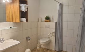 Ferienwohnung Starenkasten (75 qm)-Bad mit bodenebener Dusche