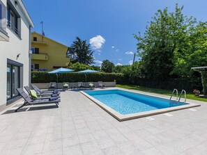 Pflanze, Himmel, Wasser, Schwimmbad, Gebäude, Gartenmöbel, Fenster, Wolke, Schatten, Baum