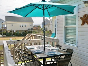 Perfect Outdoor Dining Spot for the Family