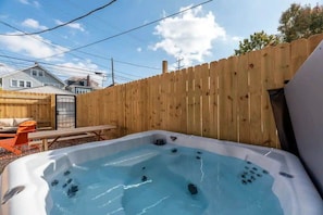 Bañera de hidromasaje al aire libre