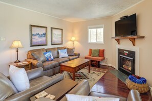 Living Room | Sleeper Sofa | Flat-Screen TV w/ Cable | Fireplace