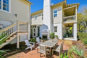 Private Courtyard!