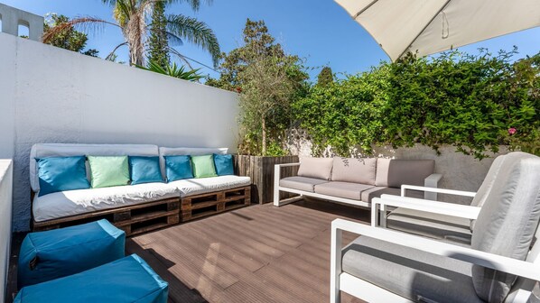 Enjoy this charming patio with chairs and sofas, perfect for sunbathing and socializing
#sun #patio #algarve #portugal