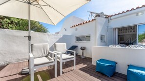 Enjoy this charming patio with chairs and sofas, perfect for sunbathing and socializing. Also with a small BBQ grill
#sun #patio #algarve #portugal