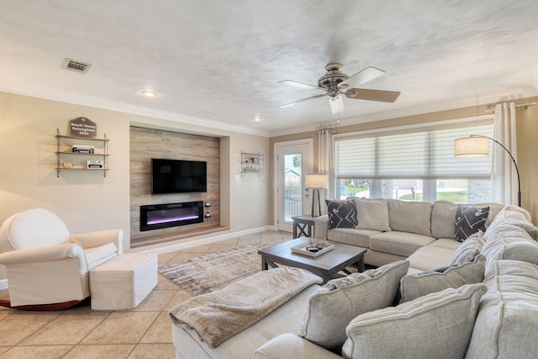 Large living room to accommodate seating for 6