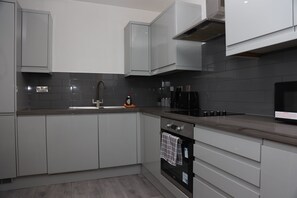 Fully equipped kitchen with hob, oven, dishwasher, washer/dryer and cutlery