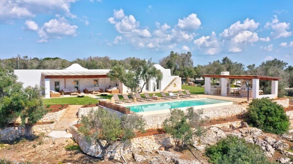 Activities, Amenities, Balcony / Terrace / Patio, Building Exterior, Garden, Kitchen, Main Entrance, Pool, Spring, Summer