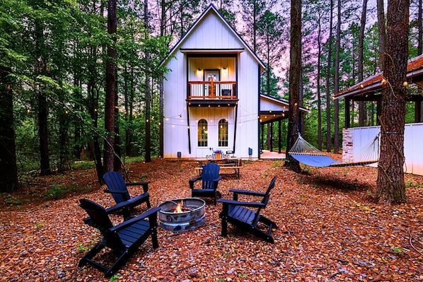 FIREPIT | Create unforgettable memories in our peaceful outdoor space, perfect for cozy nights around the fire.
