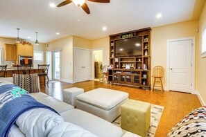 Living Room | Free WiFi | Central Heating & A/C | Smart TV | Main Level