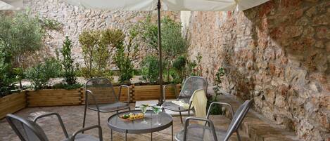 Magnificent Athens Villa | 1 Bedroom | Villa Aizen | Garden View | Ground Floor | Platia Agion Asomaton