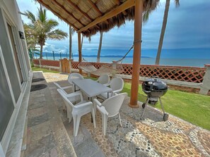 Private Patio with acces to the beach