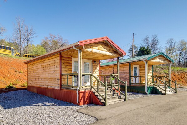 Newport Vacation Rental | 1BR | 1BA | 5 Steps Required | 320 Sq Ft