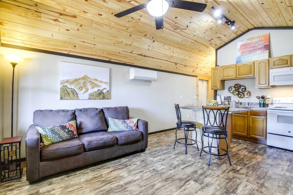 Newport Vacation Rental | 1BR | 1BA | 5 Steps Required | 400 Sq Ft