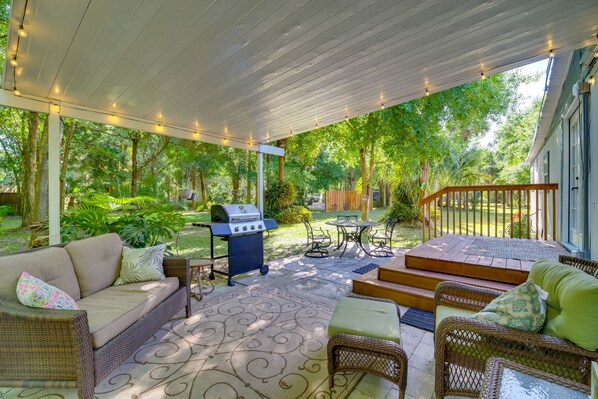 Fort Pierce Vacation Rental | 2BR | 1BA | 900 Sq Ft | 2 Steps Required