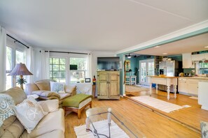 Living Room | Central A/C | Smart TV