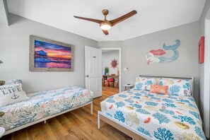 Guest bedroom with queen & twin beds