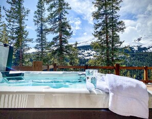 The Yellow Rose Retreat is a newly built, spacious, pet friendly, modern mountain home, with breathtaking views, private hot tub and excellent WiFi.