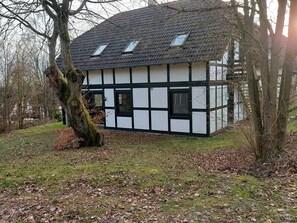 Fenêtre, Plante, Bâtiment, Arbre, Rectangle, Brindille, Bois, Façade, Teintes Et Ombres, Herbe