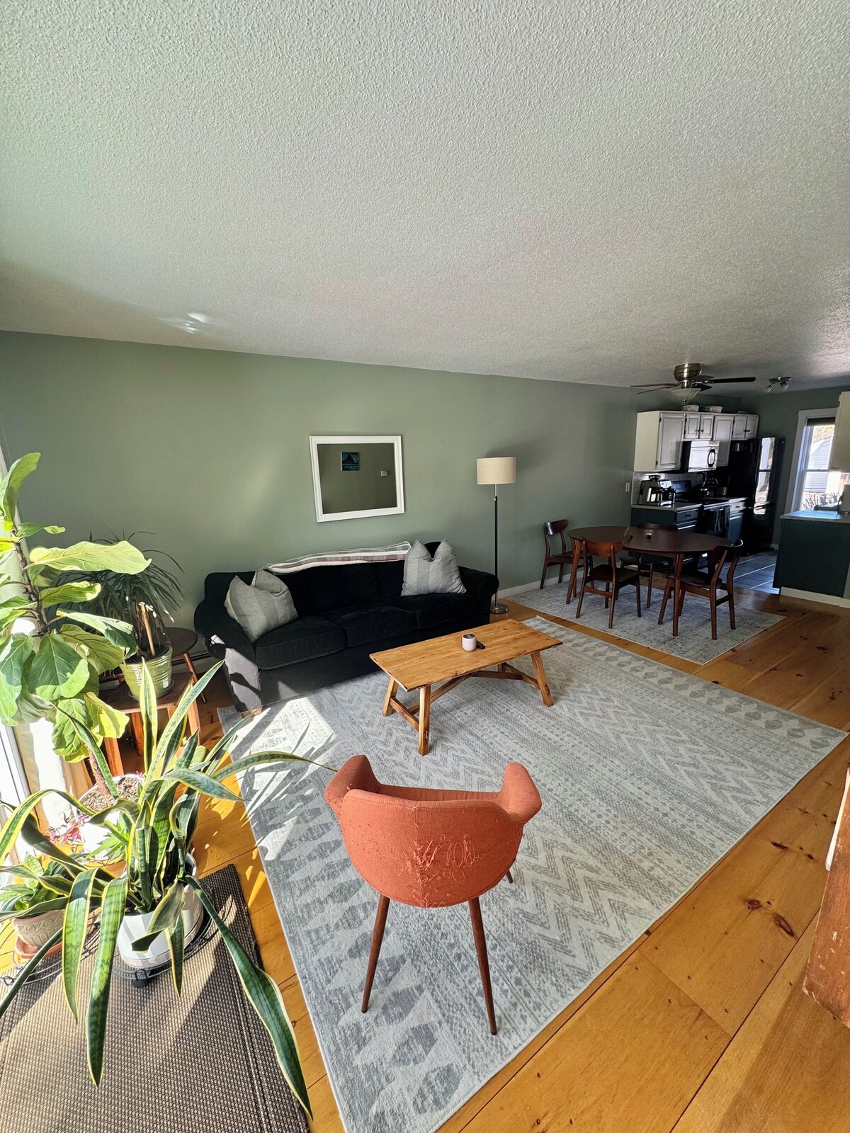 Cozy 2 Bedroom Condo! Nearby apple orchard, mountain biking, shopping, and more!