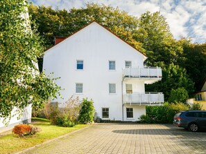 Pflanze, Himmel, Eigentum, Wolke, Fenster, Gebäude, Rad, Haus, Baum