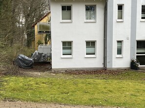 Pflanze, Fenster, Gebäude, Grundstueck, Baum, Asphalt, Gras, Wohngebiet, Nachbarschaft, Strassenbelag