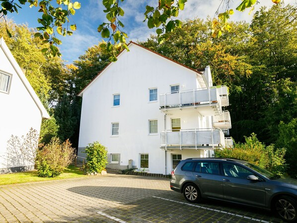 Rad, Pflanze, Gebäude, Auto, Eigentum, Fahrzeug, Himmel, Fenster, Haus